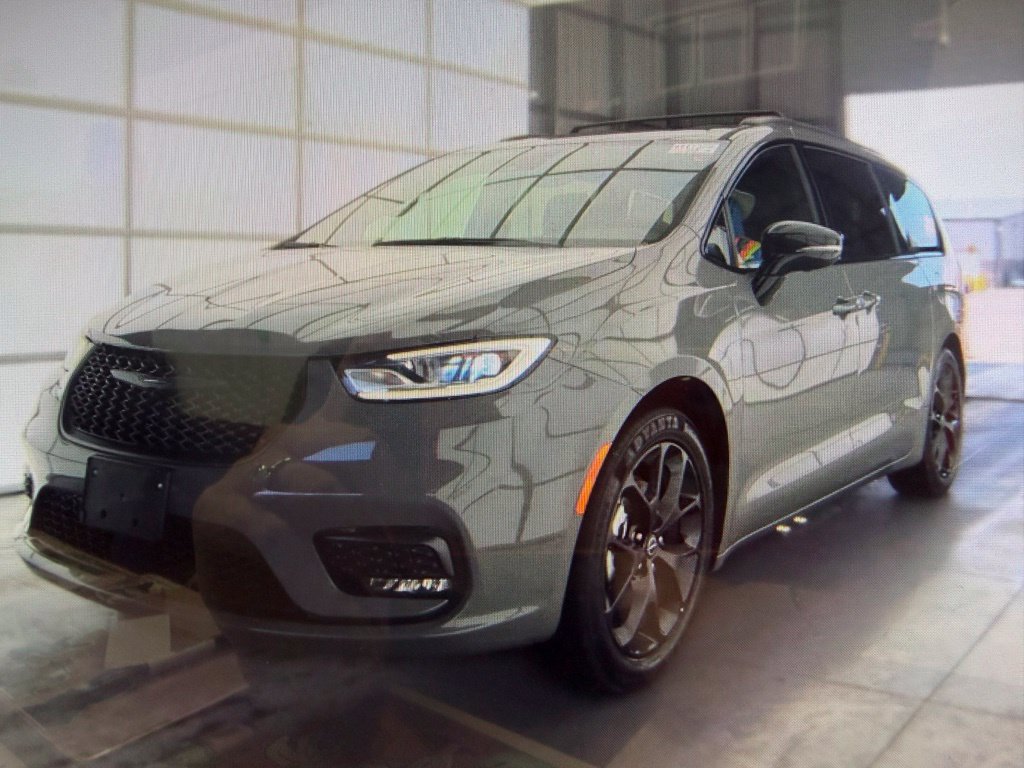 Used 2025 Chrysler Pacifica Limited FWD image 2