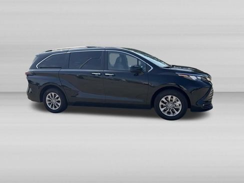 Used 2026 Toyota Sienna XLE FWD image 3