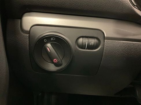 Used 2011 Volkswagen Golf 4-Door FWD image 11