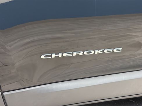 Used 2020 Jeep Cherokee Limited FWD image 39
