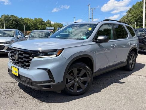 Used 2025 Honda Pilot Sport image 1