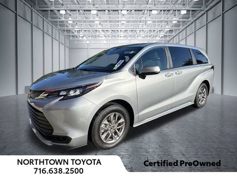 Used 2025 Toyota Sienna LE FWD image 1