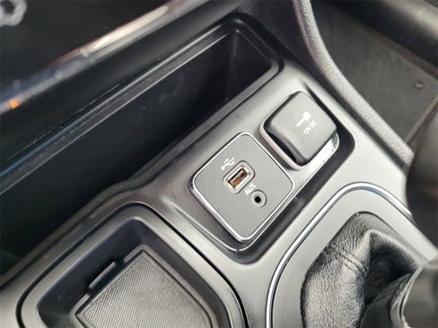 Used 2019 Jeep Cherokee Latitude w/ Popular Appearance Group image 15