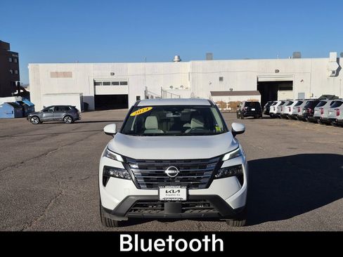 Used 2024 Nissan Rogue SV image 3