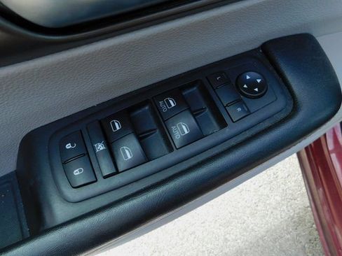 Used 2020 Chrysler Voyager Lxi image 11