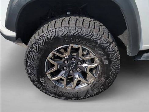 Used 2026 Chevrolet Colorado ZR2 w/ Technology Package AWD/4WD image 9