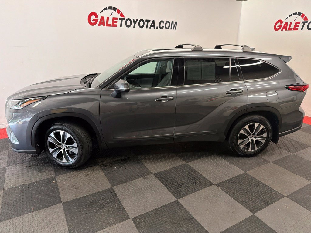 Used 2022 Toyota Highlander XLE AWD/4WD image 9