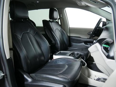 Used 2020 Chrysler Pacifica Touring-L Plus FWD image 12