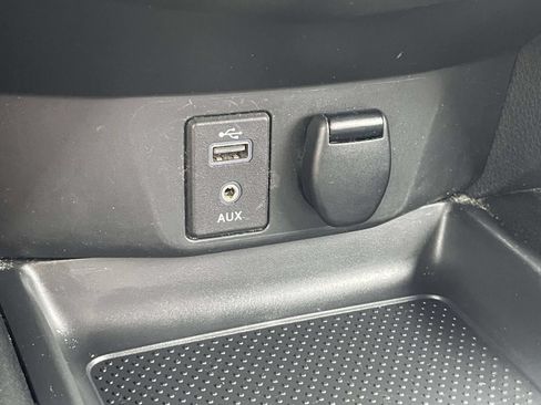 Used 2017 Nissan Rogue SV FWD image 17