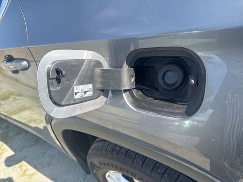 Used 2020 Chevrolet Traverse LS image 11