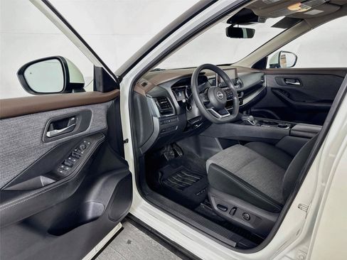 Used 2023 Nissan Rogue SV AWD/4WD image 3