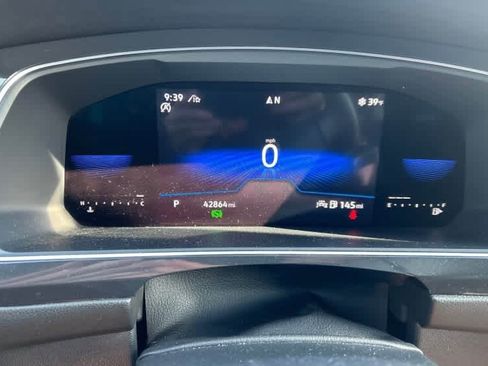 Used 2023 Volkswagen Tiguan SE R-Line image 9