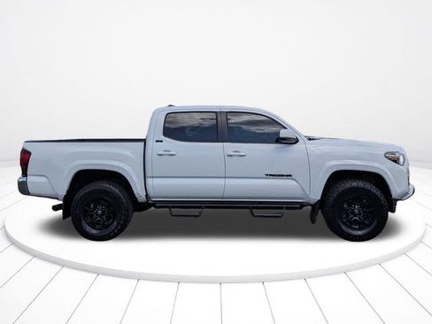 Used 2022 Toyota Tacoma SR5 RWD image 2