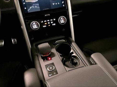 Certified 2025 Land Rover Discovery Dynamic SE AWD/4WD image 19