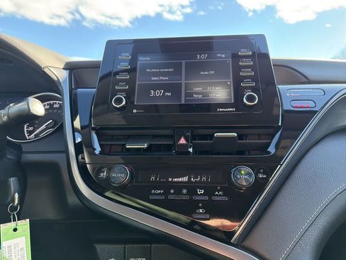 Used 2023 Toyota Camry SE w/ Cold Weather Package image 28