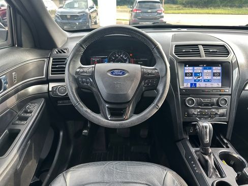 Used 2018 Ford Explorer XLT w/ Equipment Group 202A FWD image 13