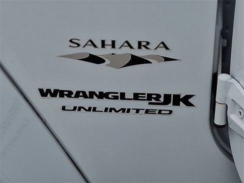 Used 2018 Jeep Wrangler Unlimited Sahara w/ Connectivity Group image 30