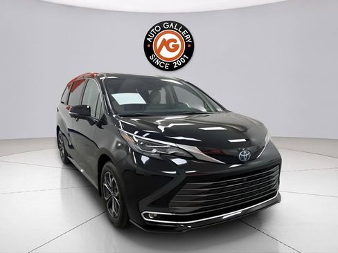Used 2025 Toyota Sienna Platinum AWD/4WD image 1