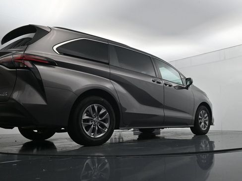 Used 2022 Toyota Sienna LE w/ LE Plus Package FWD image 39