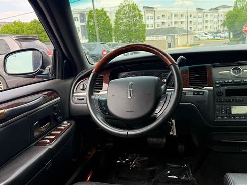 Used 2009 Lincoln Town Car Signature Limited RWD image 24
