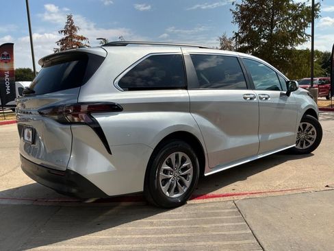 Used 2025 Toyota Sienna XLE FWD image 6