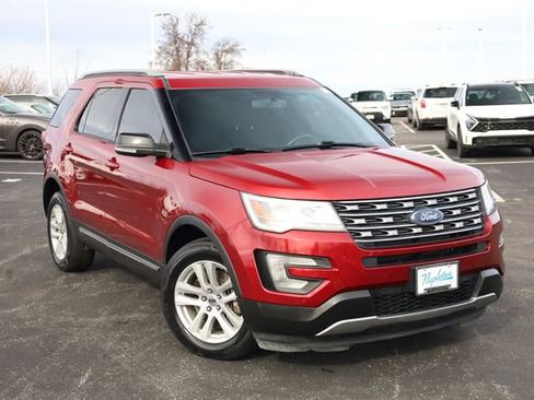 Used 2017 Ford Explorer XLT w/ Equipment Group 202A image 2