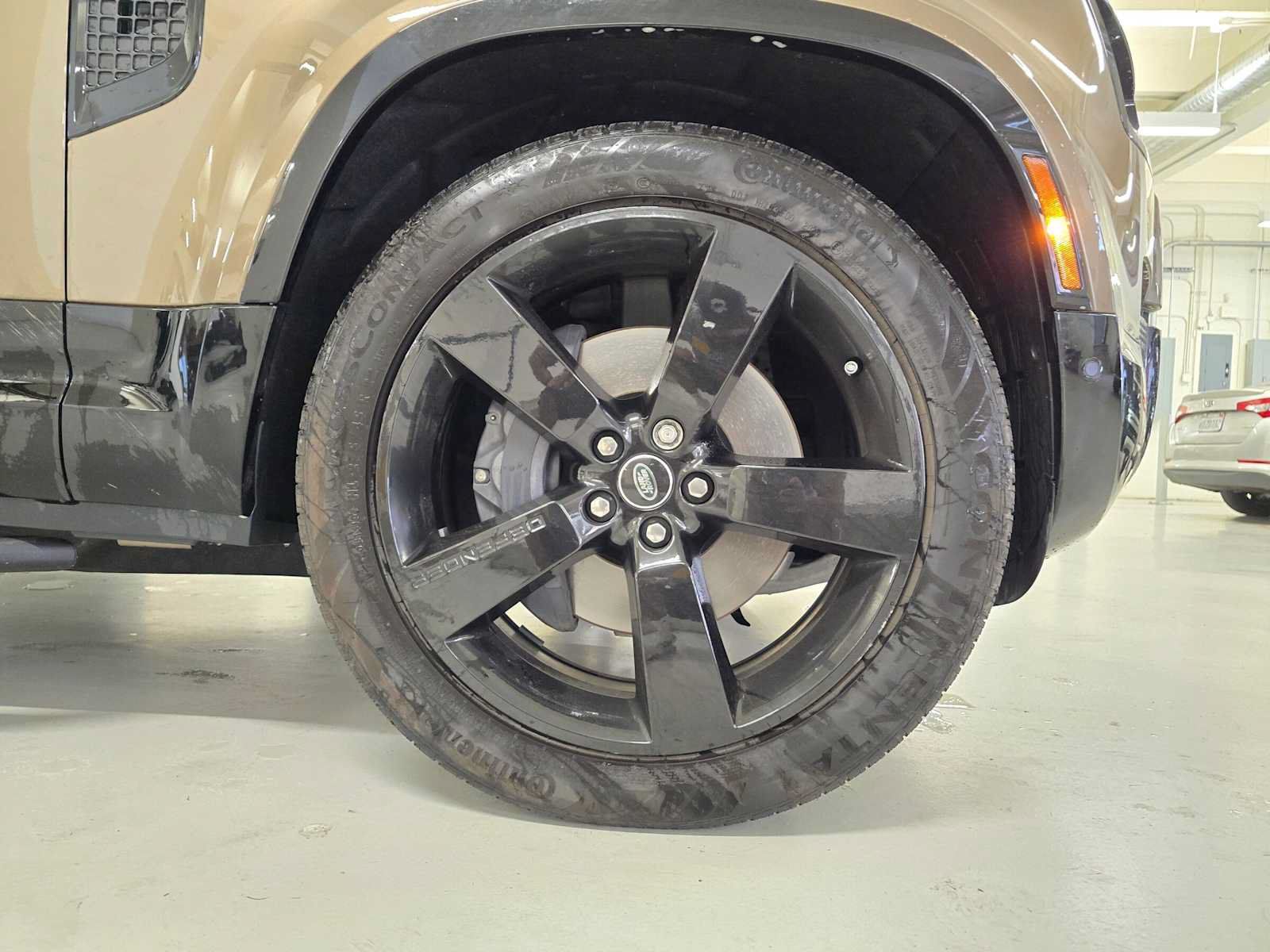 Used 2025 Land Rover Defender 130 X-Dynamic SE AWD/4WD image 9