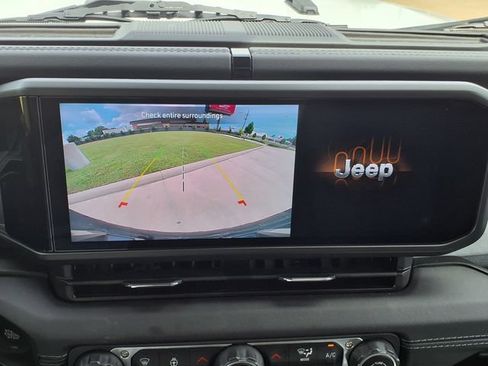 Used 2025 Jeep Wrangler Unlimited Sahara AWD/4WD image 26