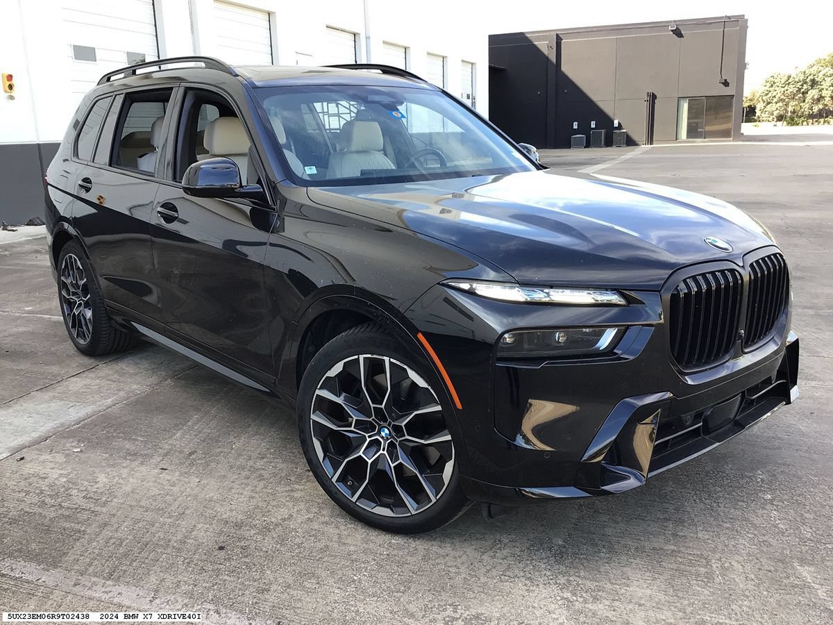 Used 2024 BMW X7 xDrive40i w/ M Sport Package AWD/4WD image 4