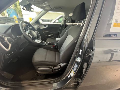 Used 2025 Kia Soul LX w/ LX Technology Package image 24