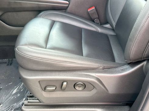 Used 2025 Chevrolet Suburban Z71 image 19