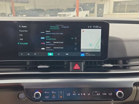 Used 2025 Kia Carnival FWD image 18