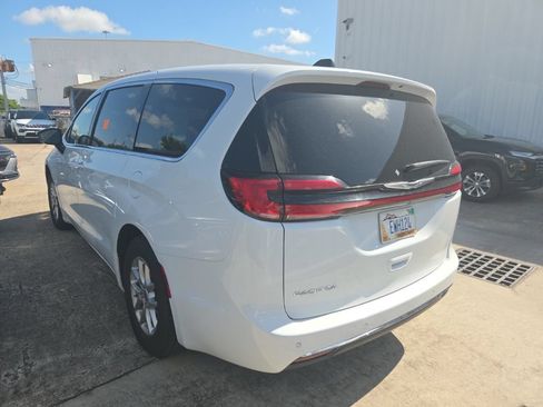 Used 2025 Chrysler Pacifica Select FWD image 8