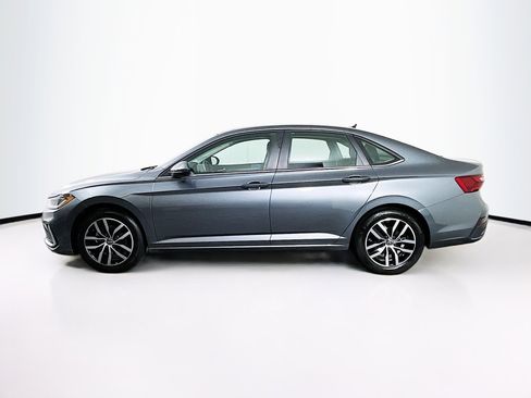 Used 2025 Volkswagen Jetta SE image 4