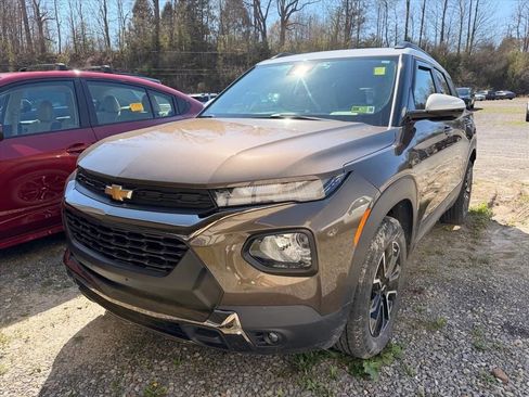 Used 2021 Chevrolet TrailBlazer ACTIV w/ Technology Package image 2