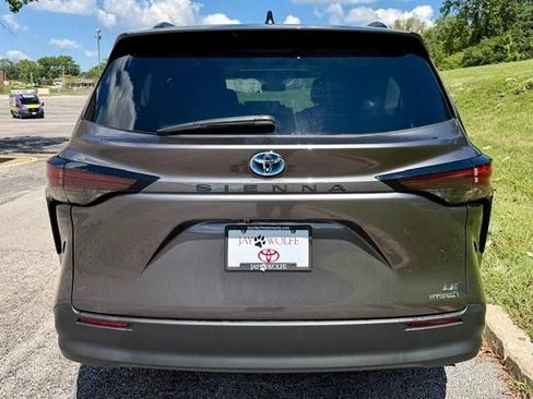 Used 2023 Toyota Sienna LE w/ LE Plus Package FWD image 8