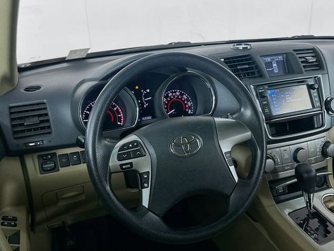 Used 2013 Toyota Highlander Plus image 18