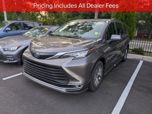Used 2023 Toyota Sienna XLE FWD image 4