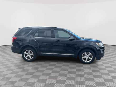 Used 2017 Ford Explorer XLT w/ Equipment Group 202A AWD/4WD image 25