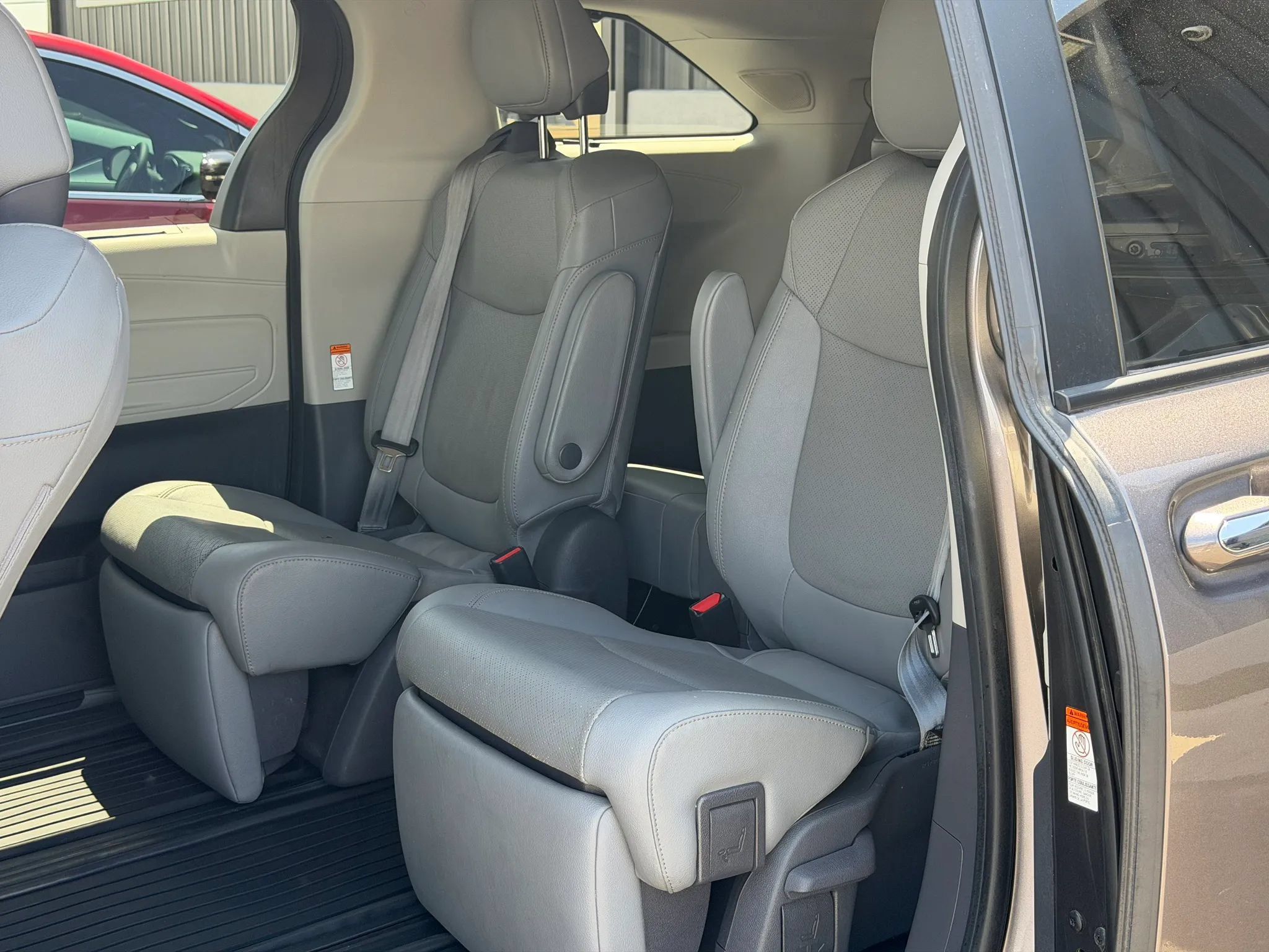 Used 2021 Toyota Sienna Limited FWD image 18