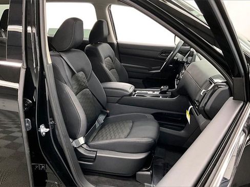 Used 2024 Nissan Pathfinder S image 7