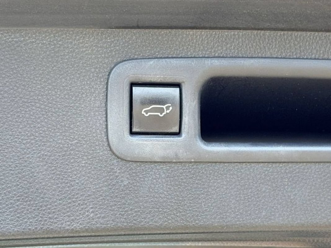 Used 2021 Toyota Highlander XLE AWD/4WD image 18