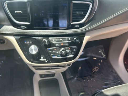 Used 2017 Chrysler Pacifica Limited FWD image 19