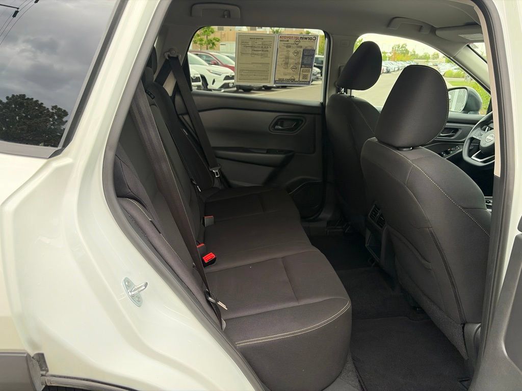 Used 2024 Nissan Rogue S AWD/4WD image 15