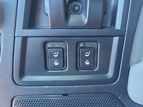 Used 2021 Toyota Sequoia Platinum AWD/4WD image 31
