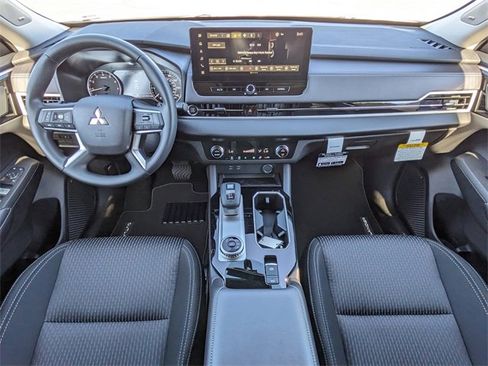 New 2025 Mitsubishi Outlander ES image 15