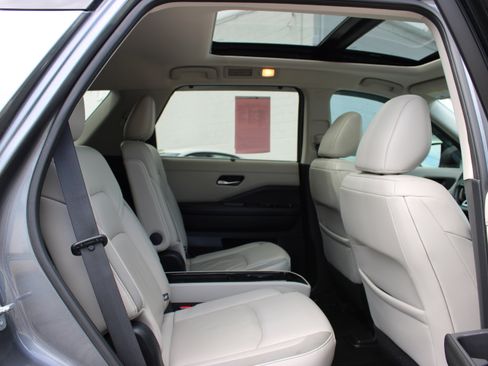 Used 2022 Nissan Pathfinder SL w/ SL Premium Package AWD/4WD image 18