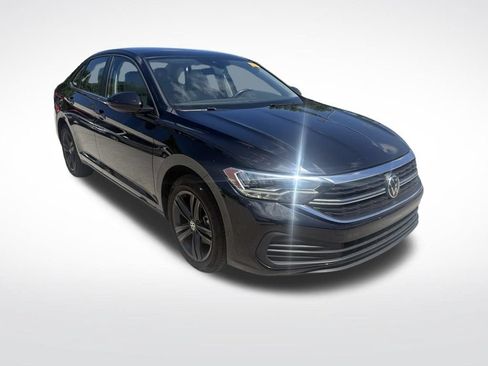 Used 2024 Volkswagen Jetta SE w/ Panoramic Sunroof Package FWD image 3