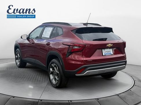 Used 2025 Chevrolet Trax LT FWD image 4