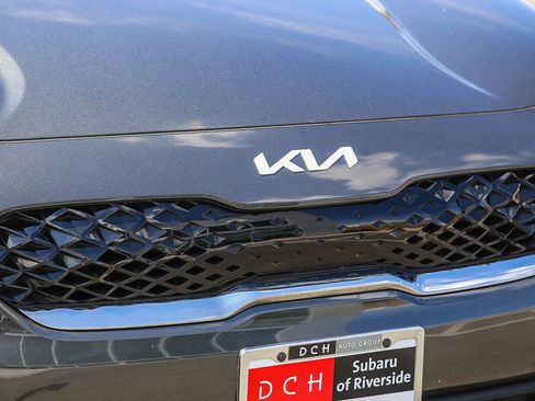 Used 2022 Kia Niro EX image 4